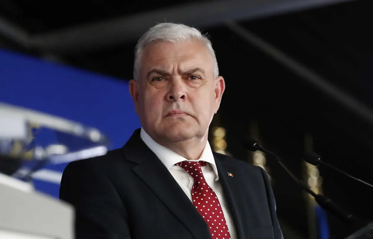 O ministro da Defesa romeno, Angel Tilvar