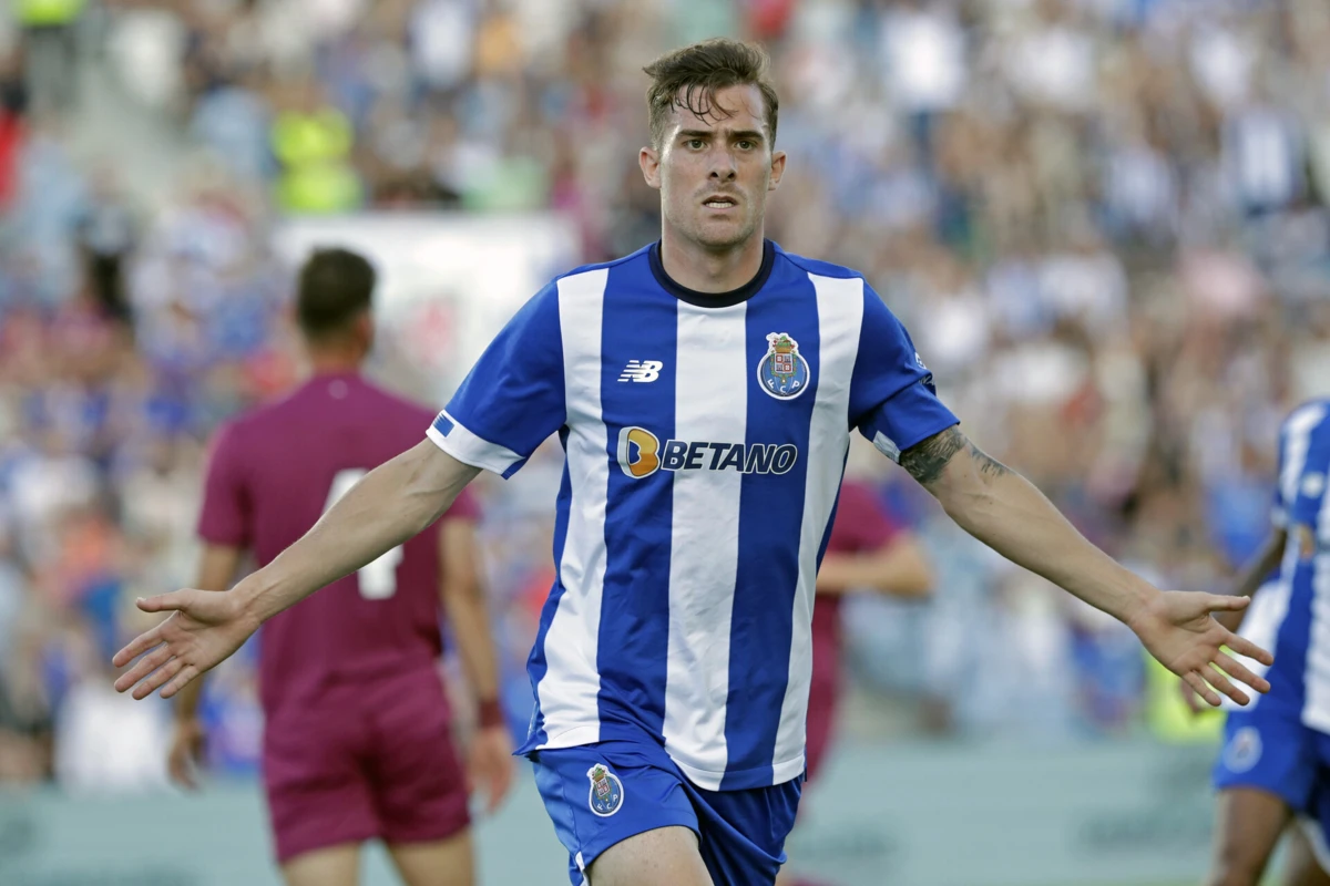 Toni Martínez bisou