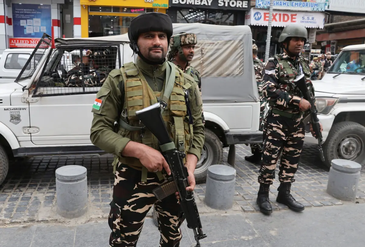 Militares indianos voltaram a trocar tiros, pela oitava noite consecutiva, com as forças paquistanesas