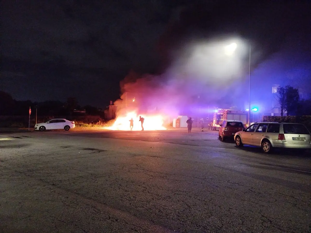 Carrinha incendiou-se esta madrugada no Candal