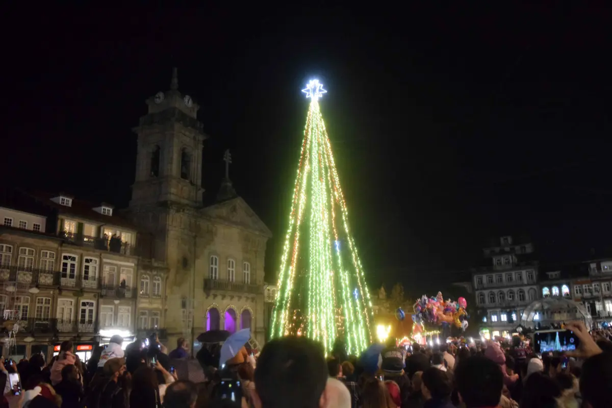 Largo encheu-se de gente para assistir ao acender das luzes de Natal