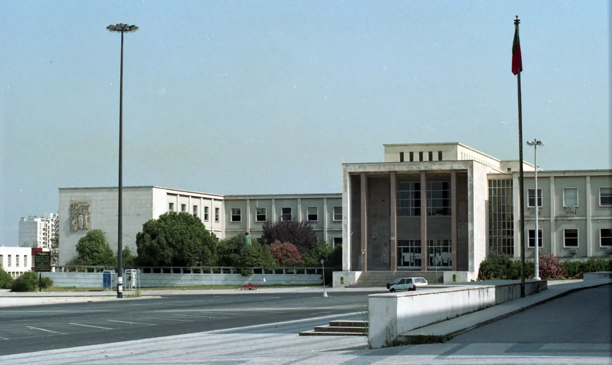 Taxa de entrega de tese de doutoramento, em muitas faculdades, ronda os 500 euros