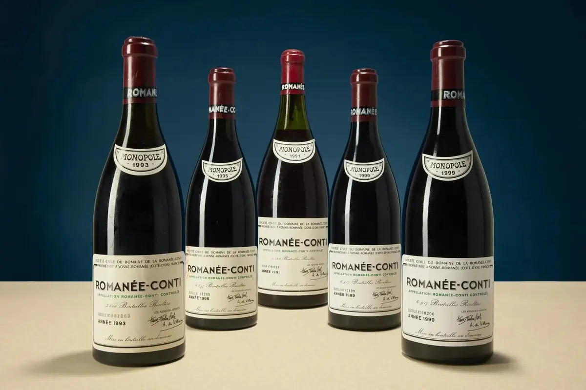 Lau apresentou 211 lotes de vinhos de gama alta, incluindo raridades do produtor de renome Henri Jayer, bem como colheitas icónicas da Petrus e seleções exclusivas do Domaine de la Romanée-Conti