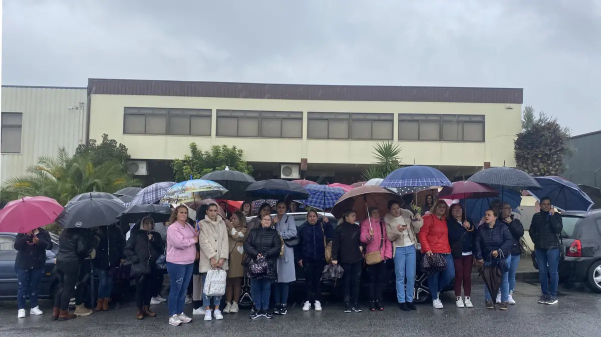 Trabalhadoras dizem ter salários em atraso e apontam críticas à má gestão da empresa