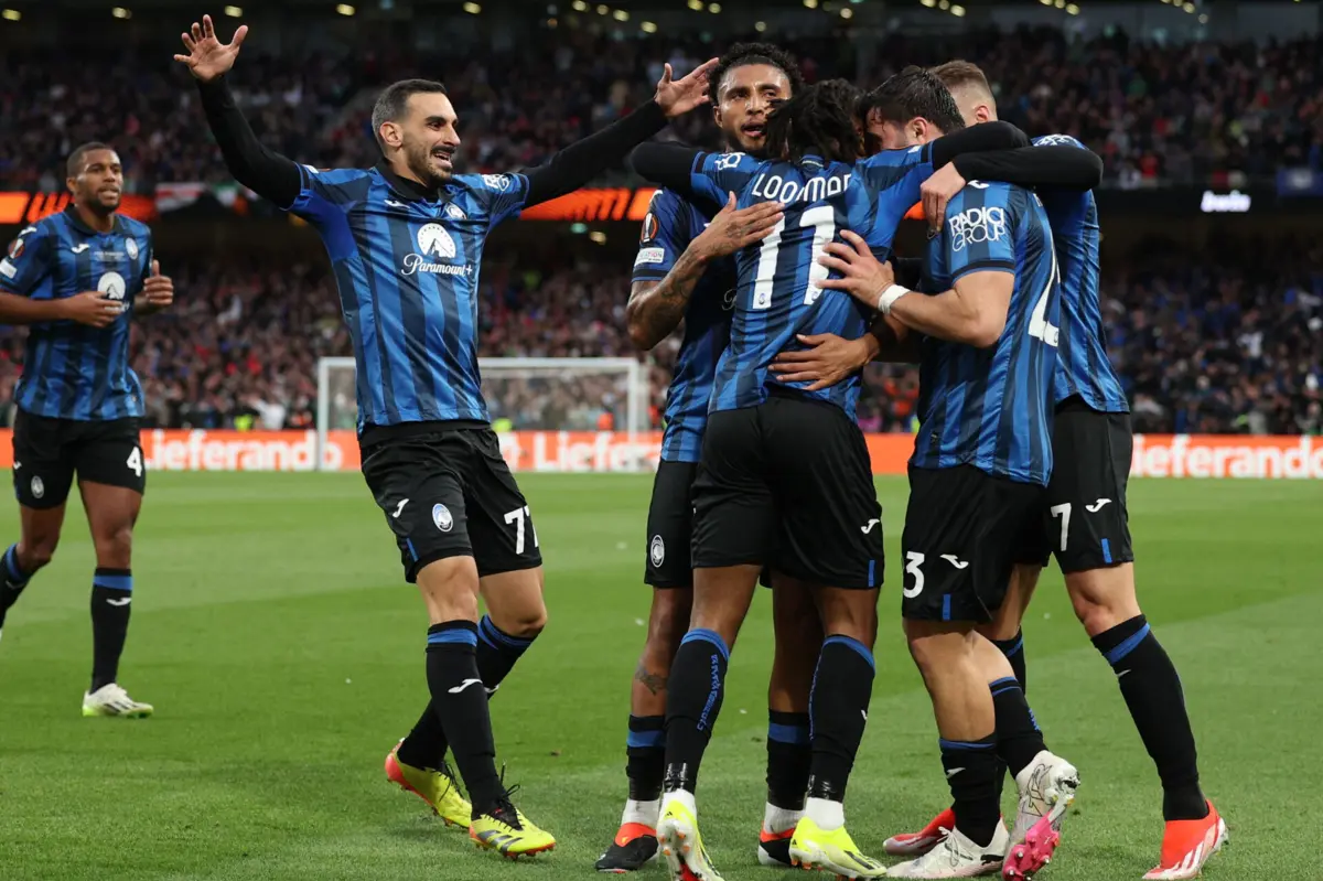 Jogadores da Atalanta festejam com Lookman, o homem que desequilibrou a final de Dublin