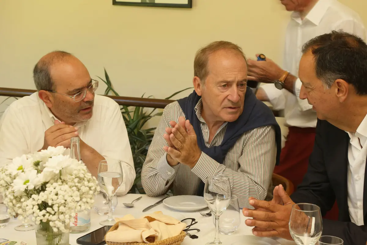 Disponibilidade de Menezes foi manifestada durante um almoço em Gaia. em que participou o ex-autarca do Porto Nuno Cardoso e o deputado do PSD Firmino Pereira