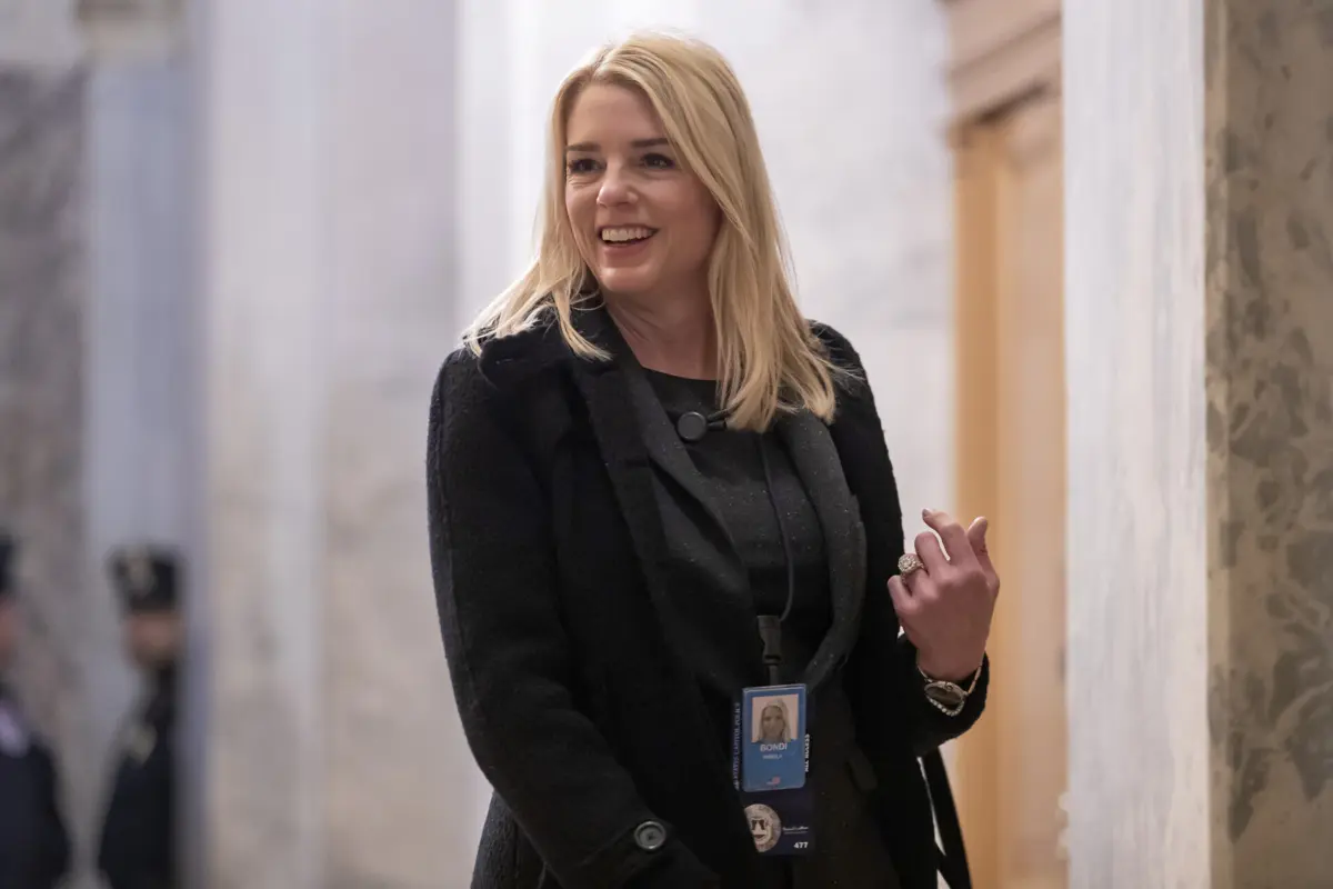 Pam Bondi é uma aliada de longa data de Trump e foi uma das suas advogadas durante o seu primeiro julgamento de impeachment