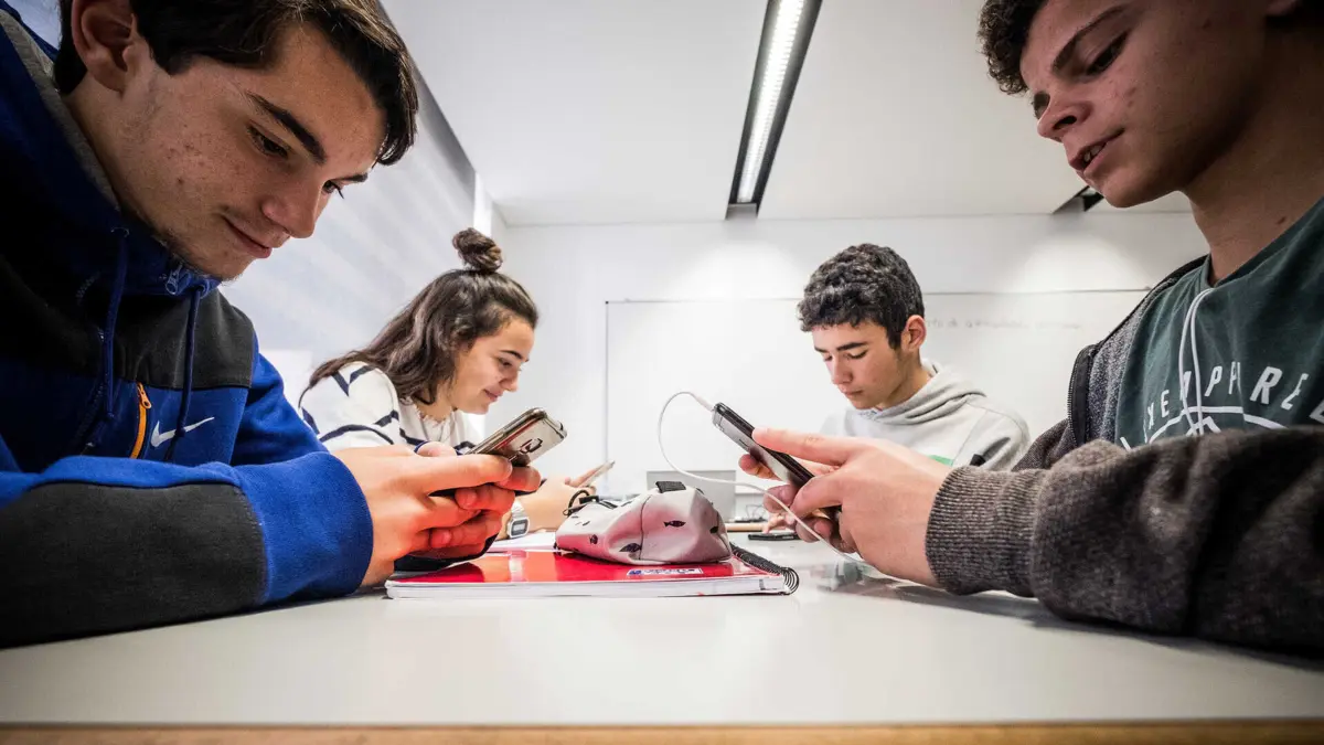 Imagem de contexto do artigo "Tema complexo". Ministro pediu parecer sobre uso de telemóvel nas escolas