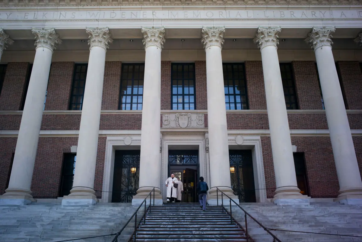 Imagem de contexto do artigo Trump ameaça tirar benefícios fiscais à universidade de Harvard