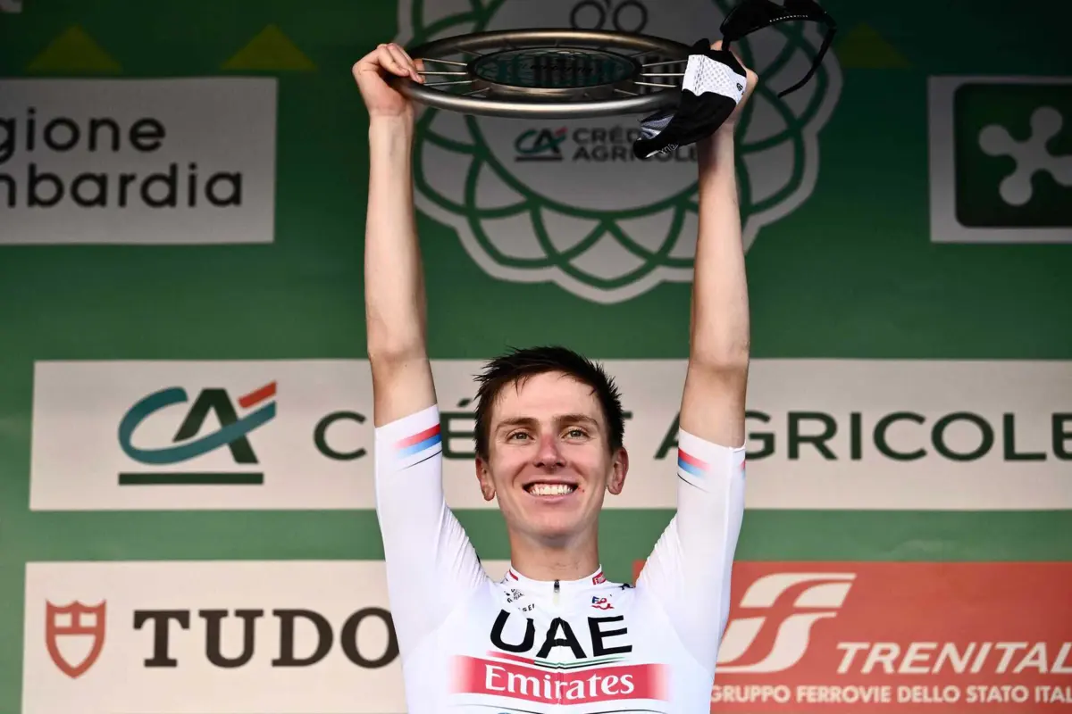Pogacar ergue o troféu de vencedor do Giro da Lombardia de 2023