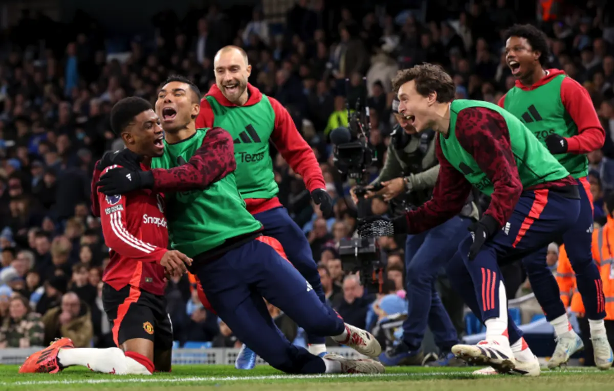 Diallo e Casemiro festejam o golo da vitória do Manchester United sobre o City