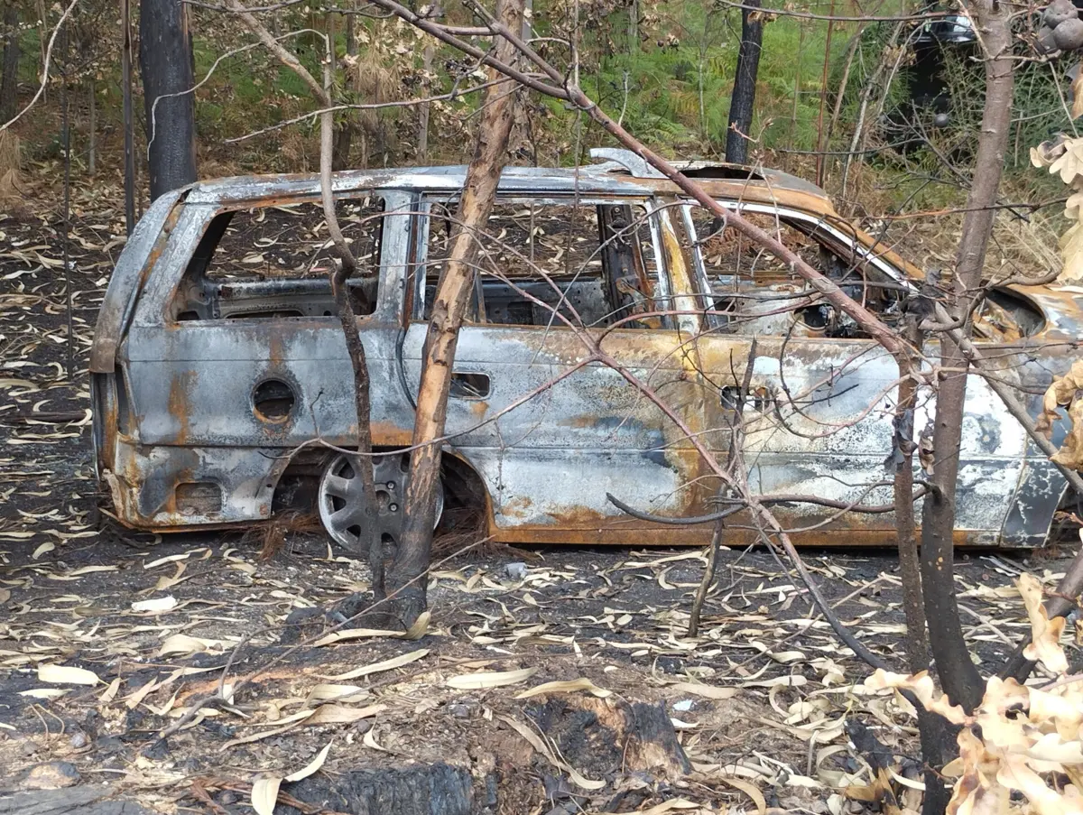 Carrinha ficou completamente destruída