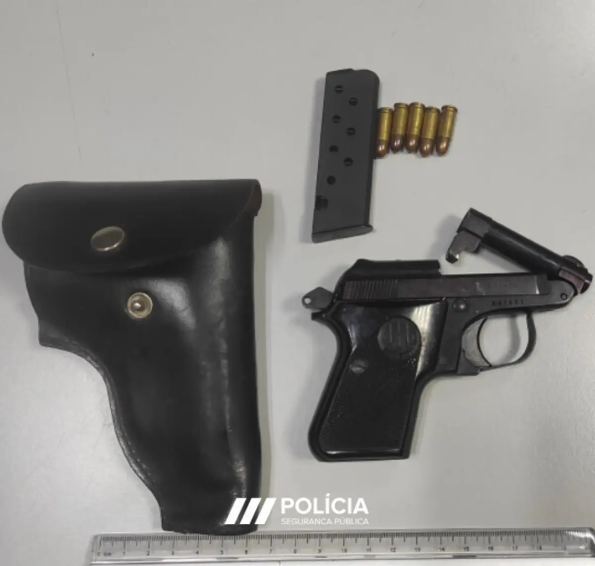 Mulher assaltou casa no Bairro do Cerco do Porto e furtou uma pistola.