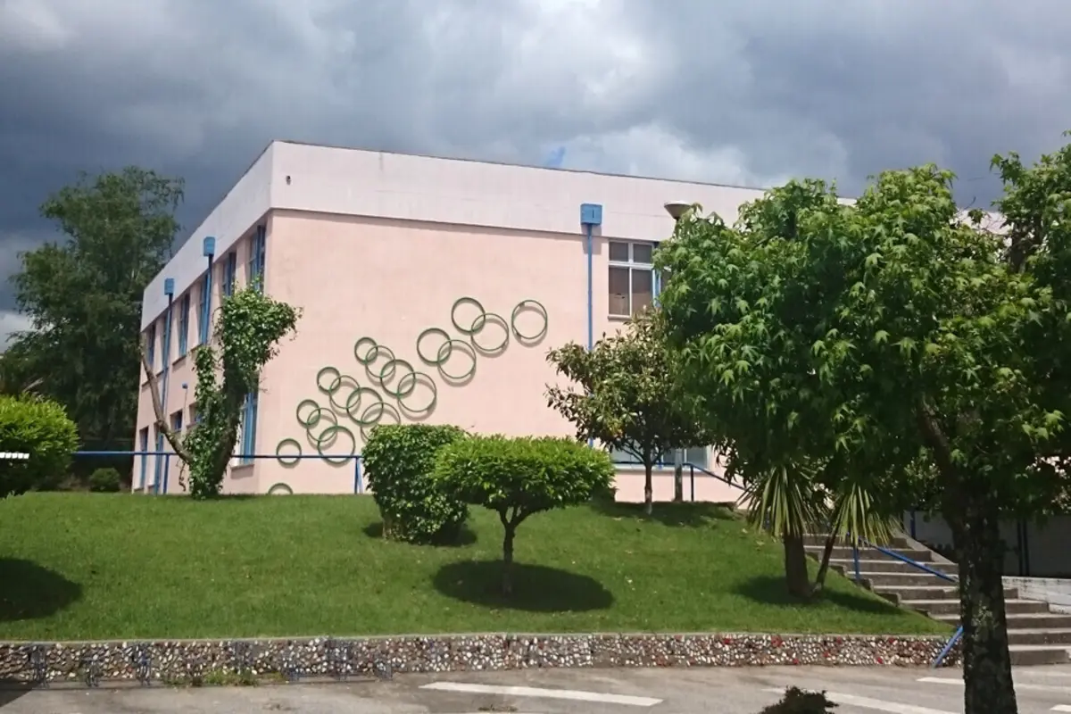 Uma menor de 15 anos foi agredida no dia 30 de abril por duas colegas, de 16 e 17 anos