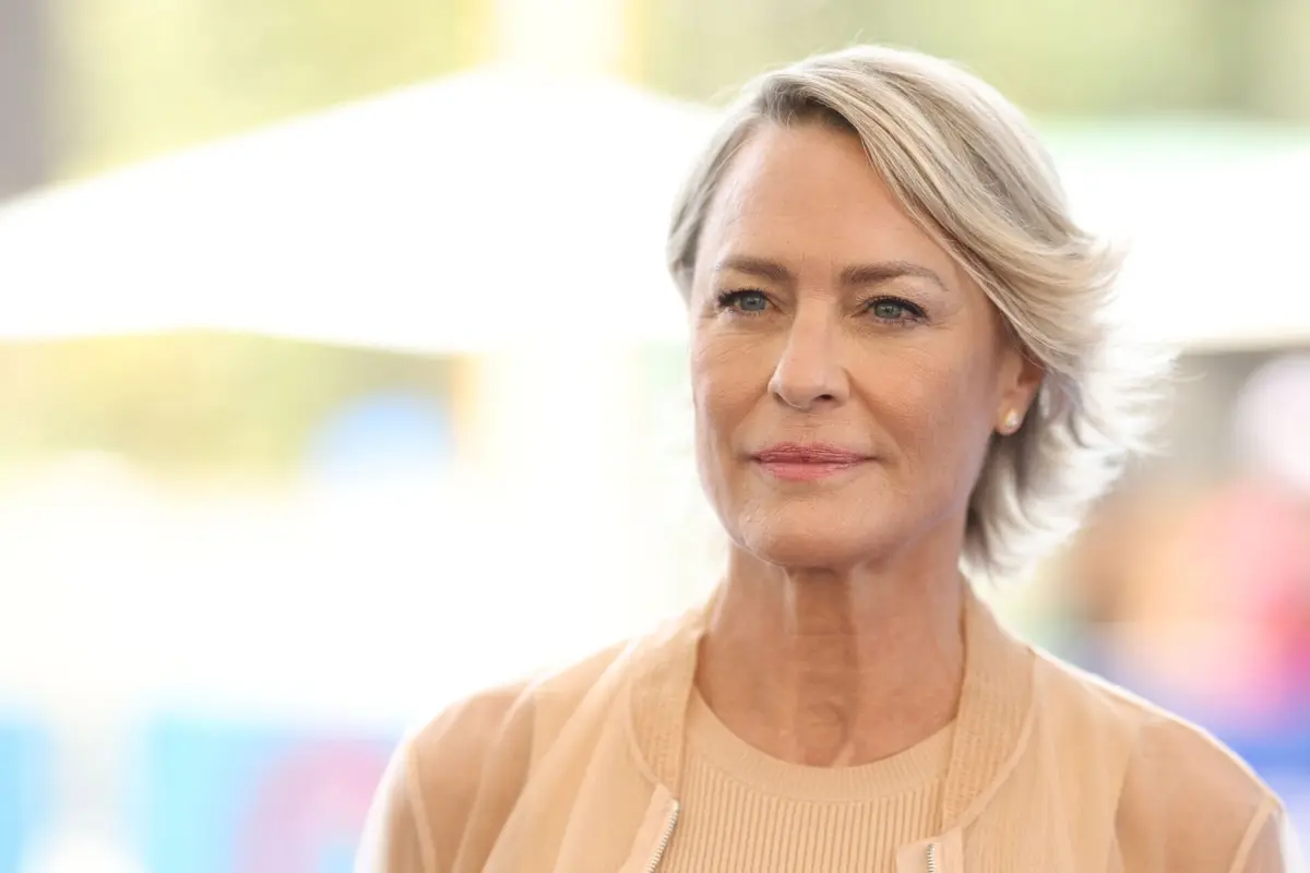 Aos 59 anos, Robin Wright aposta numa nova vida no Reino Unido, longe do sufoco dos Estados Unidos