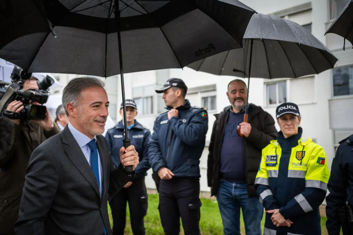 Pedro Duarte reuniu-se com PSP e Polícia Municipal, no Bairro da Pasteleira, para anunciar a conclusão da segunda fase da instalação de 117 câmaras de videovigilância, no Porto