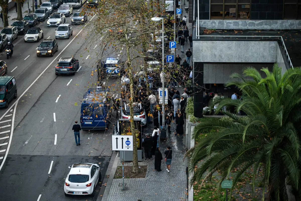 Dezenas de familiares e amigos foram ontem ao tribunal de instrução criminal do Porto