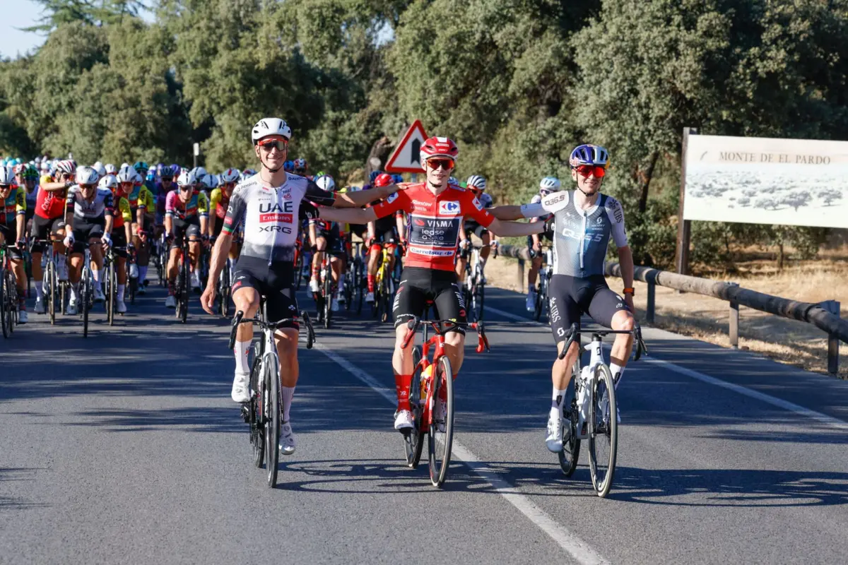 João Almeida com Jonas Vingegaard, vencedor da Vuelta, e Tom Pidcock, terceiro classificado