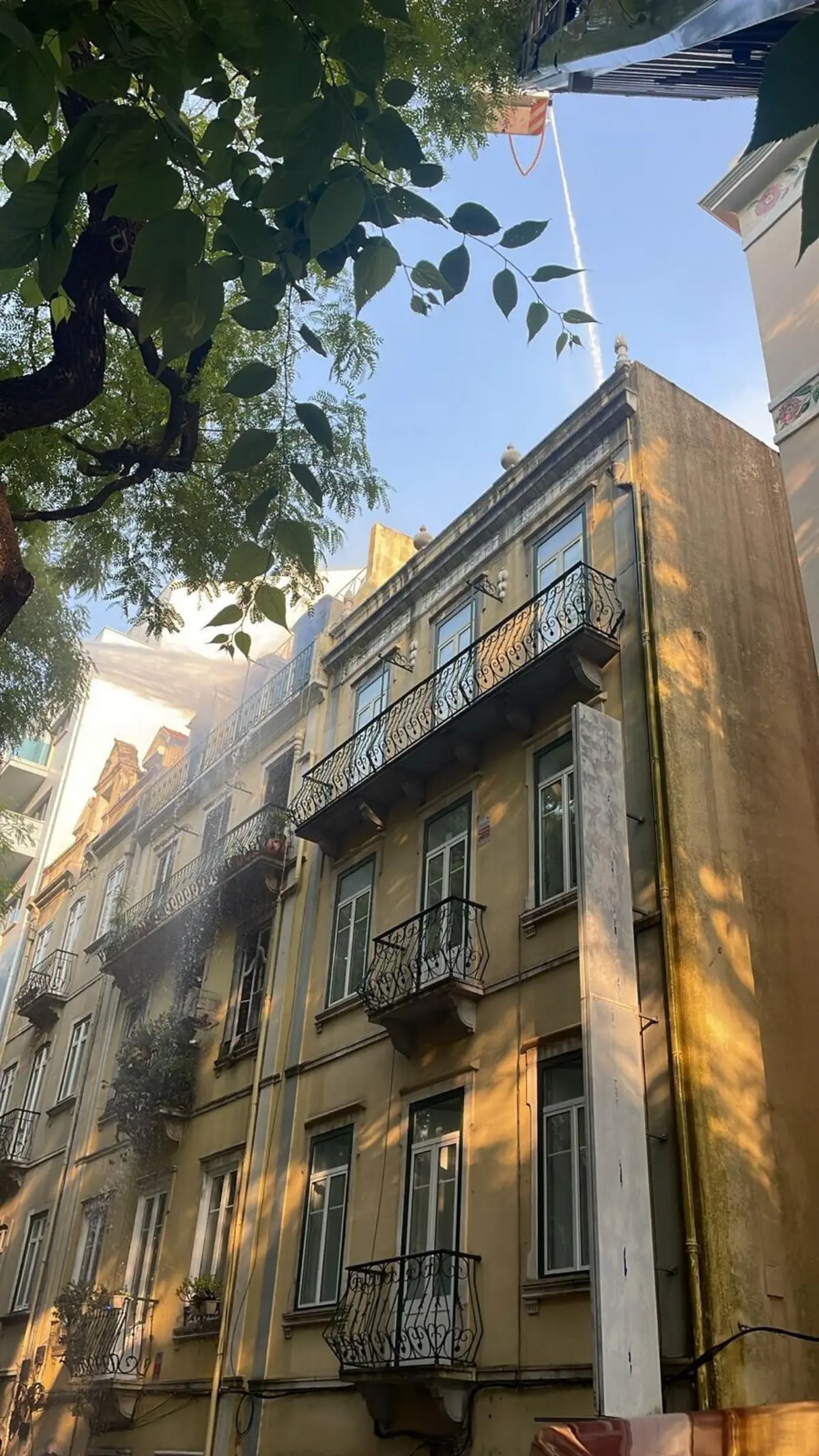 Três prédios foram evacuados e fogo ainda não está dominado