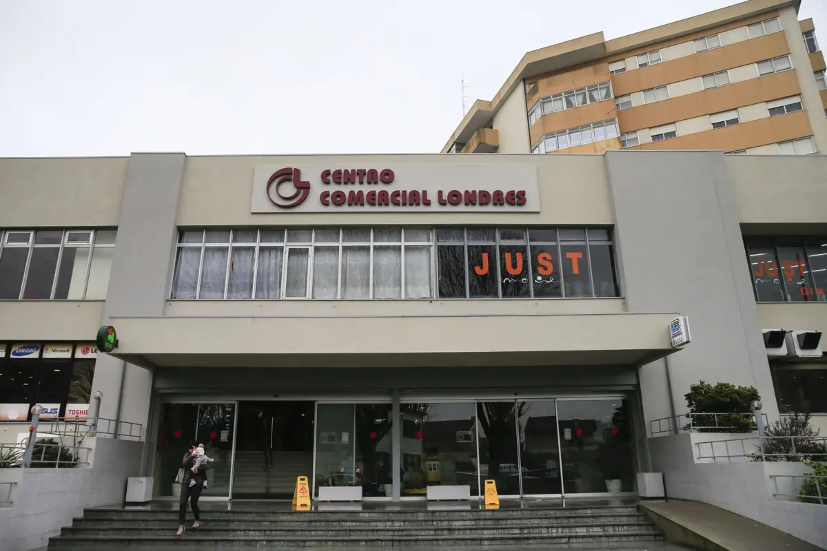 Ladrões partiram o vidro e entraram em loja do Centro Comercial Londres