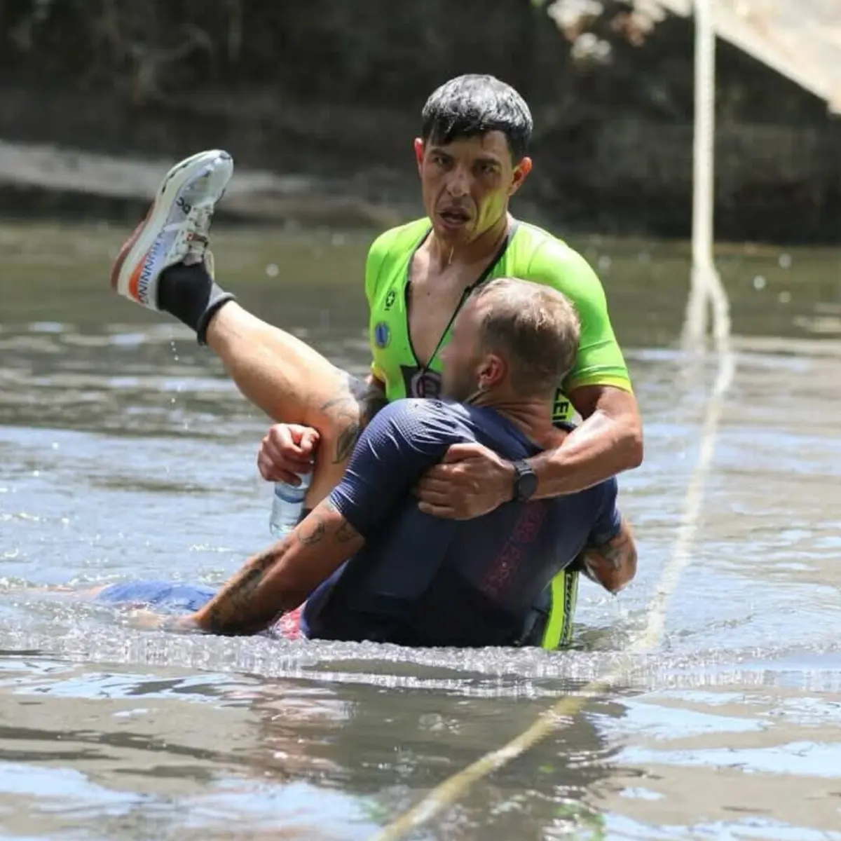 Segundo-tenente interrompeu a sua prova para ajudar atleta em apuros
