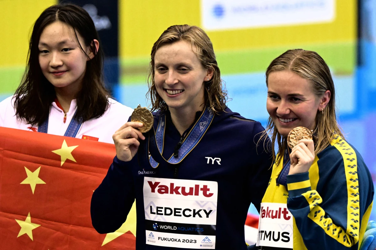 Katie Ledecky ao lado das outras vencedoras de medalhas