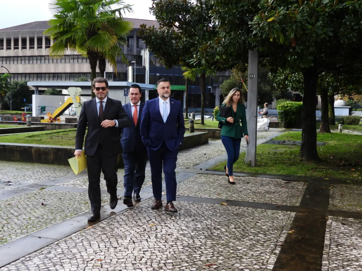 André Ventura e os outros dois deputados não quiseram prestar declaraçoes à chegada ao Tribunal de Braga