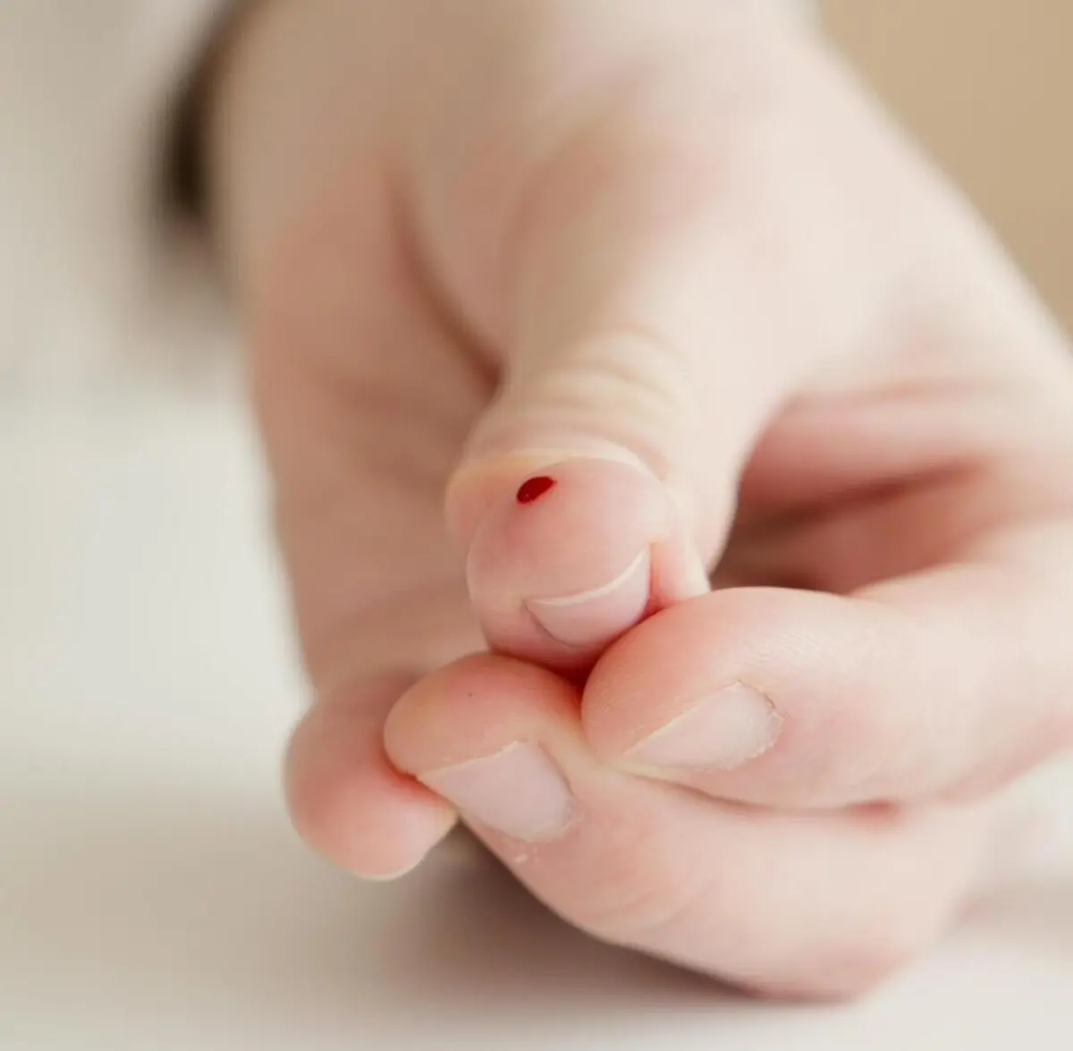 Estudo centra-se na análise de biomarcadores a partir de gotas de sangue recolhidas da ponta do dedo e secas num cartão