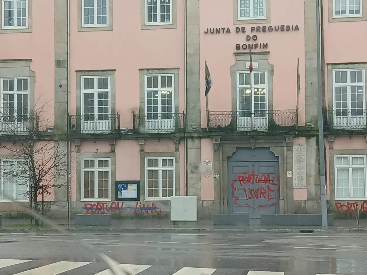 Edifício da Junta foi vandalizado, primeiro, por elementos de extrema-direita e depois por antifascistas
