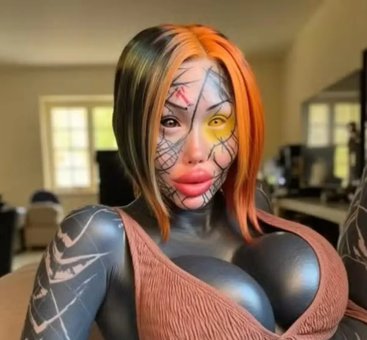 Imagem de contexto do artigo Antes e depois: Modelo viciada em cirurgias estéticas e tatuagens mostra foto antiga