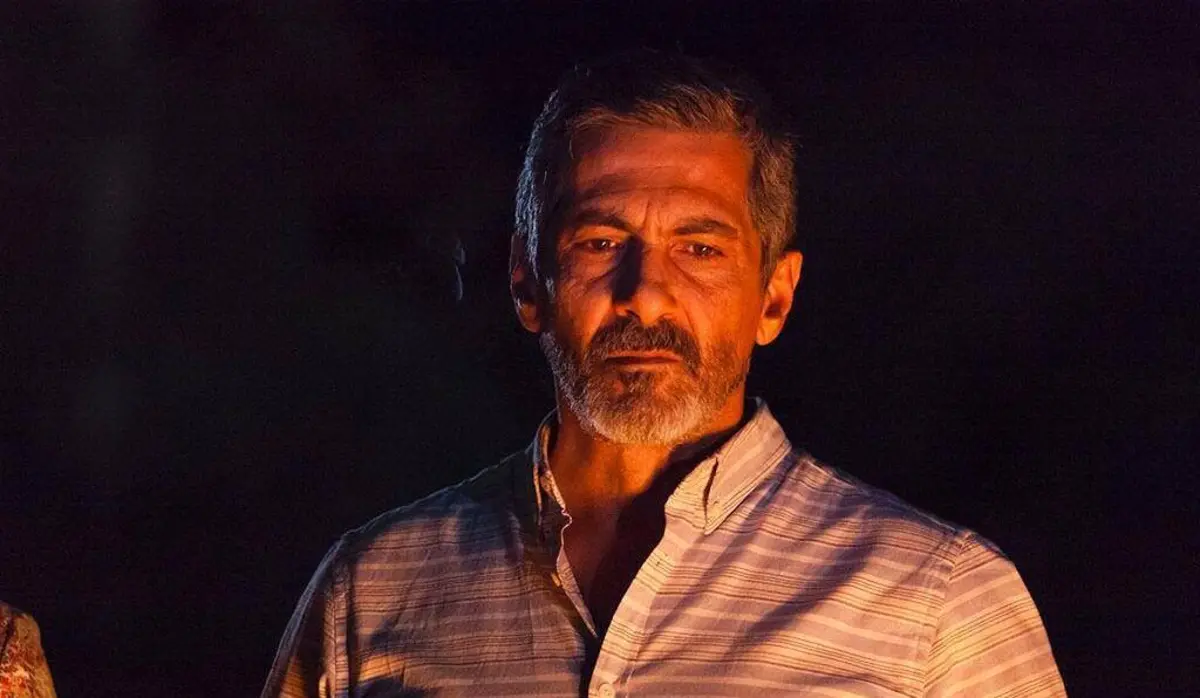 O MP descreve que o ator proibia a namorada de ver televisão, ouvir música, comer, tomar banho, falar com familiares ou amigos quando ela quisesse