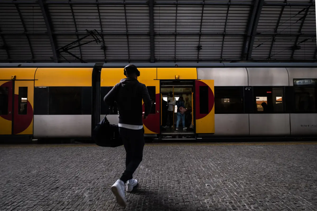 Em causa está a duplicação de duas para quatro vias da Linha do Minho entre Contumil (Porto) e Ermesinde (Valongo)