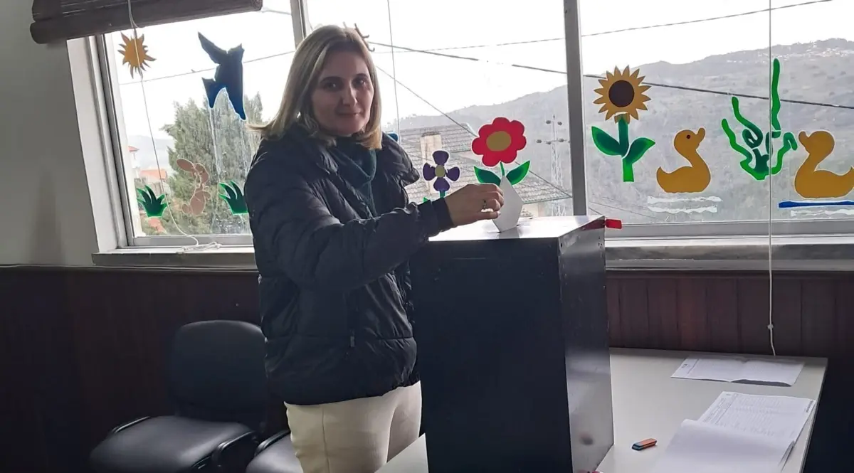 Eleitora vota na freguesia de Paradela e Granjinha