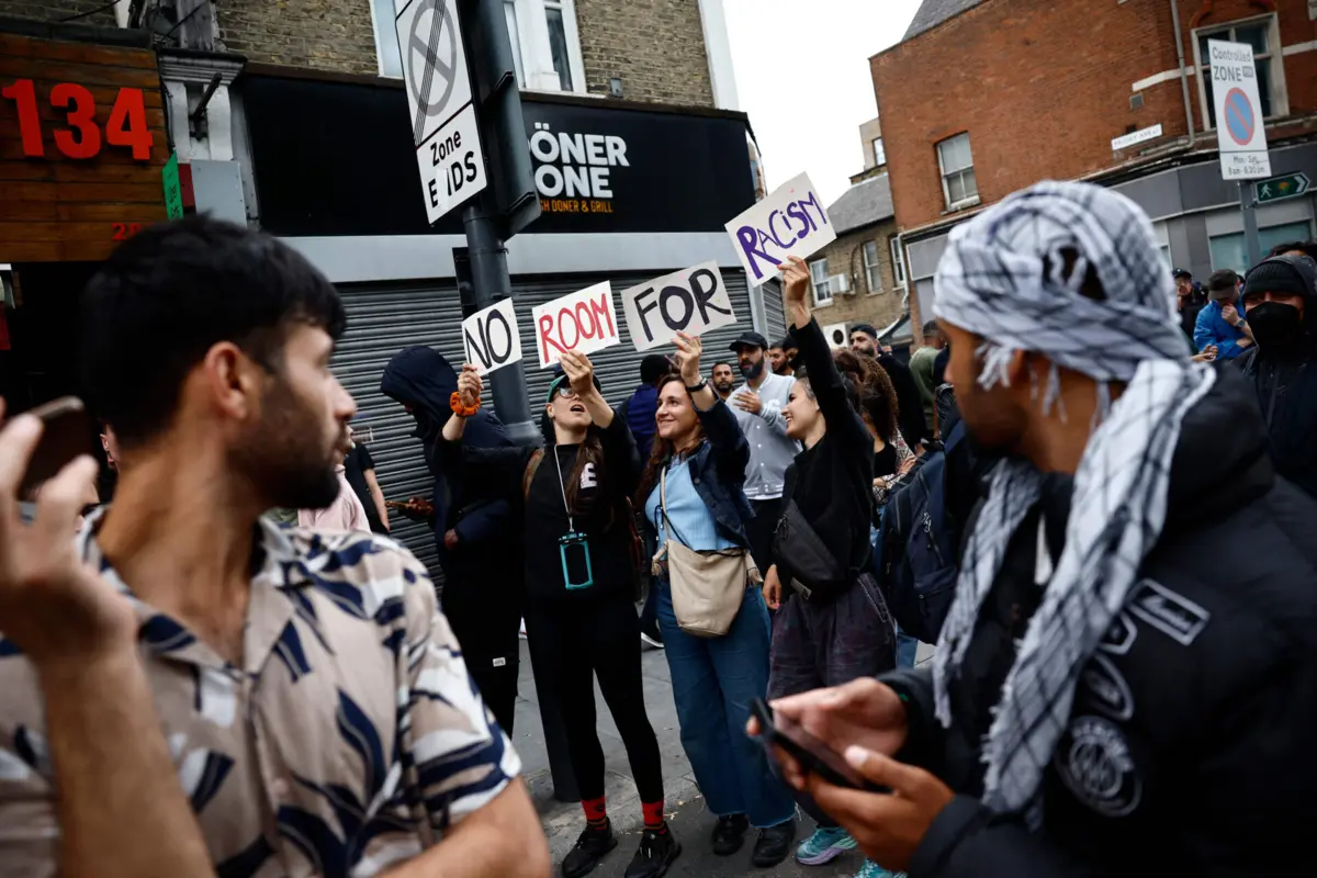 Manifestação pacífica juntou hoje britânicos e imigrantes num subúrbio de Londres, contra os tumultos racistas que têm atravessado o Reino Unido