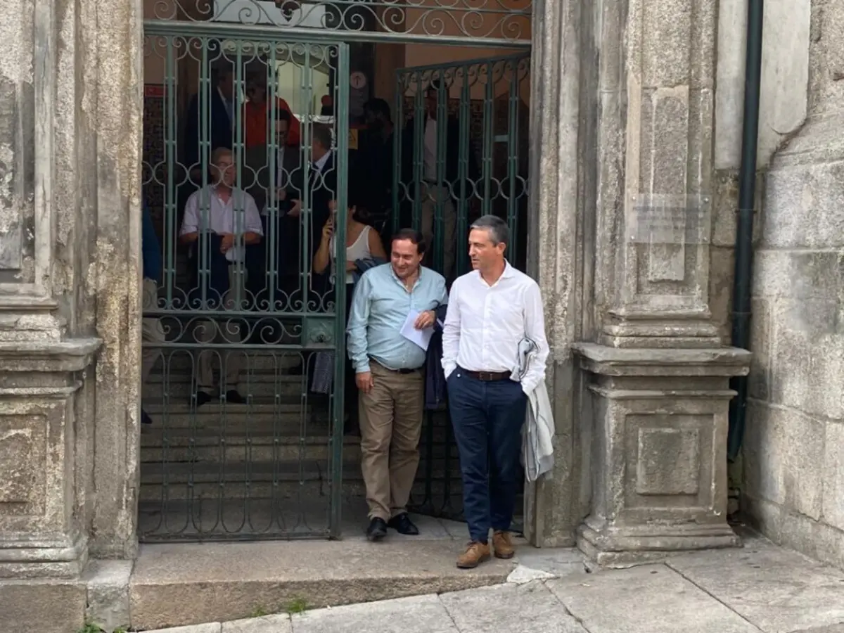 Melchior Moreira (camisa branca) à saída do tribunal