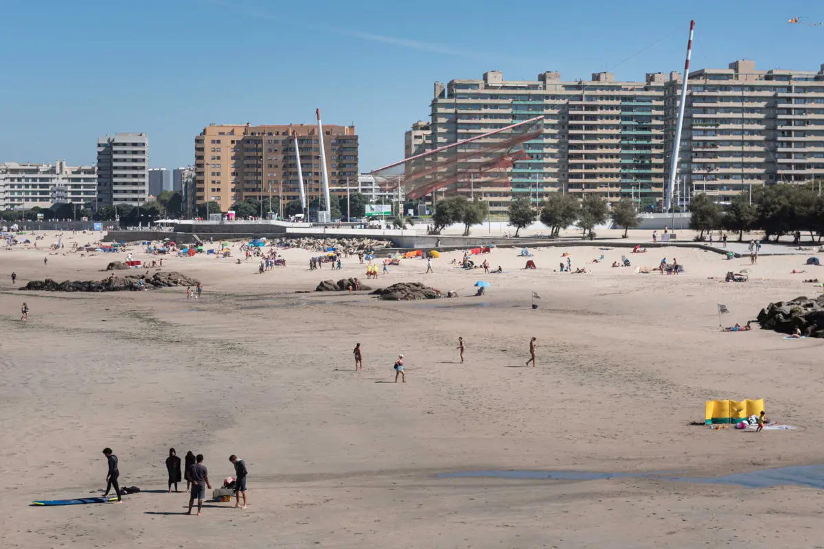 Imagem de contexto do artigo Jovem esfaqueado junto a bar de praia em Matosinhos