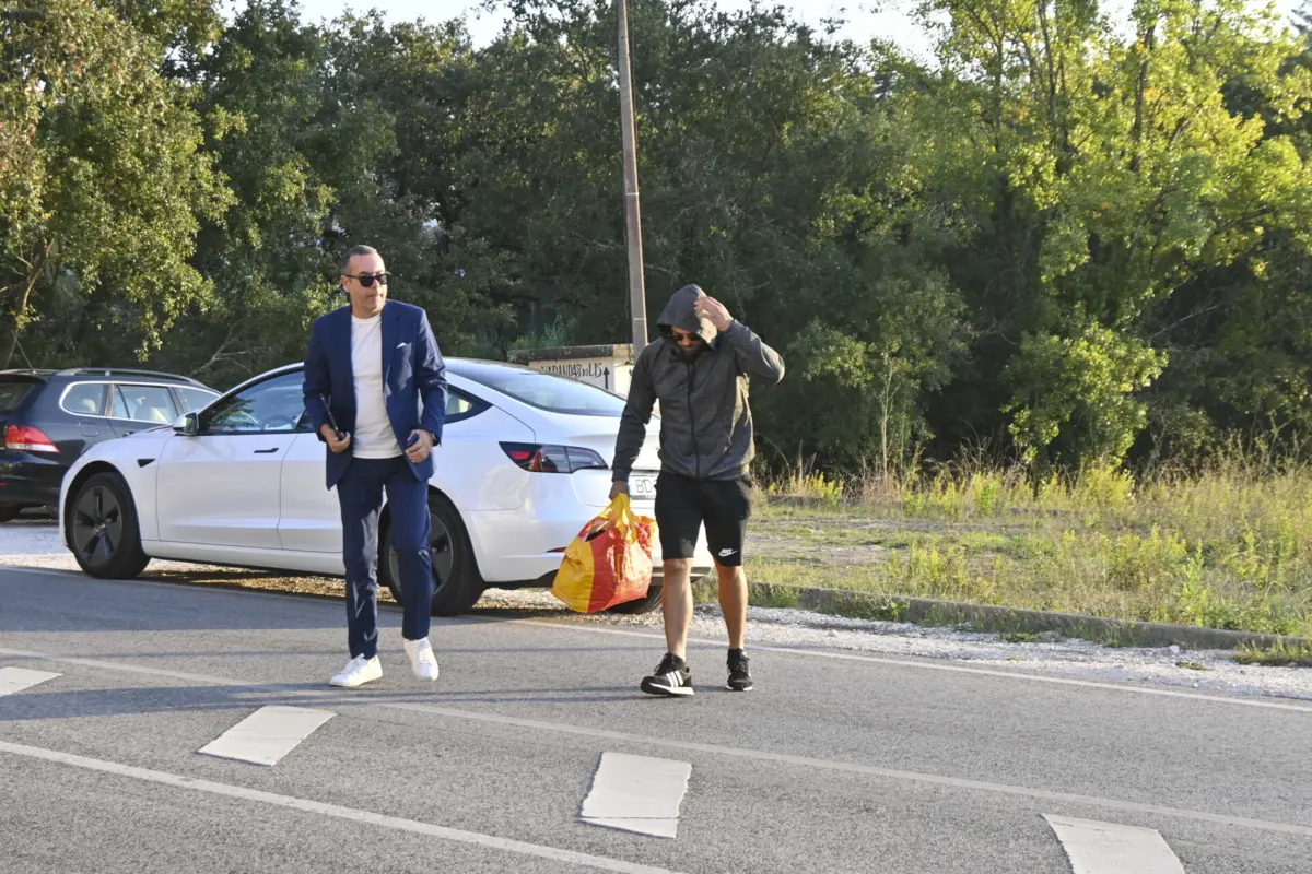Advogado Anibal Pinto com o seu cliente na chegada às instalações da Polícia Judiciária de Leiria na sexta-feira