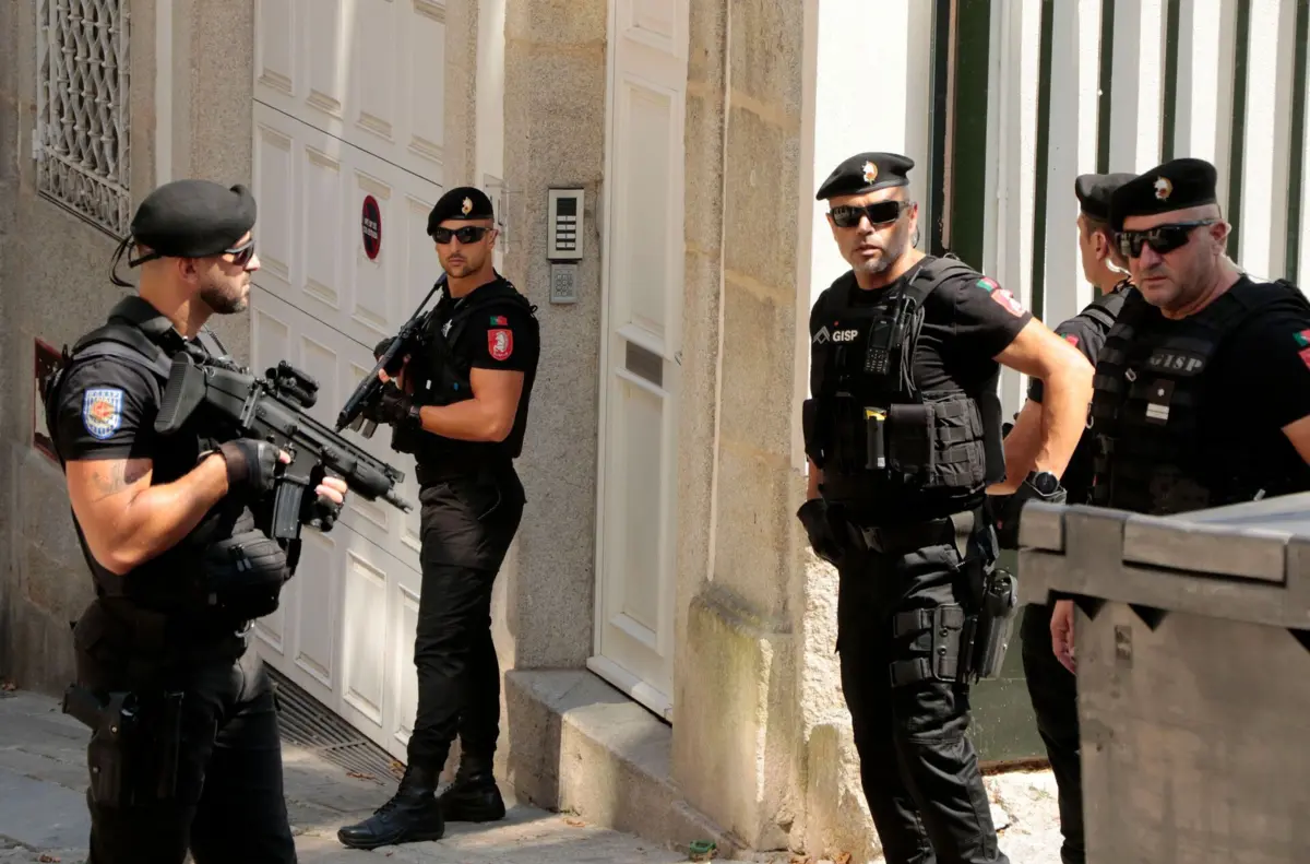 Carrinha celular que transportava Fernando Madureira à saída do tribunal com a segurança apertada