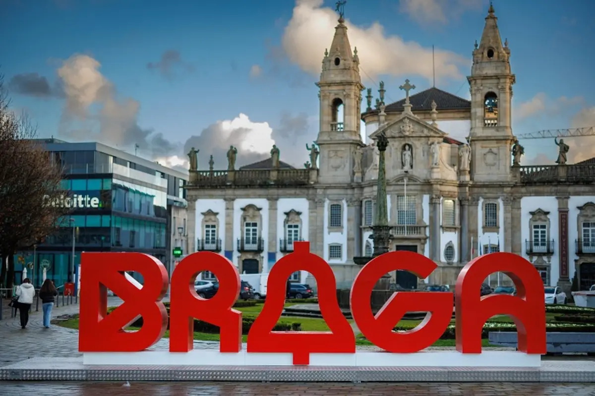 O queixoso vai avançar com uma queixa-crime contra a diretora municipal, que acusa de o ter feito viver "um martírio" durante três anos