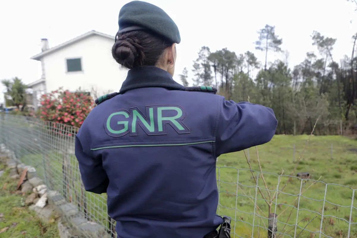 Sobre o suspeito pendiam dois mandados de detenção