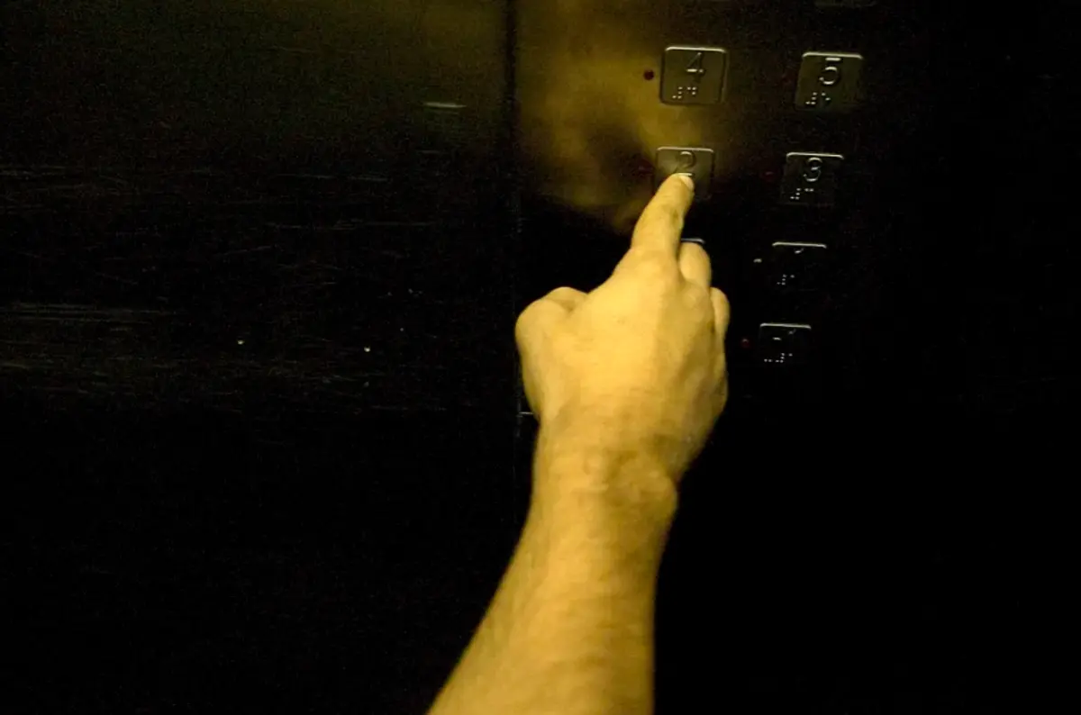 Jovem arrastou vítima para um elevador de cargas e tentou matá-la