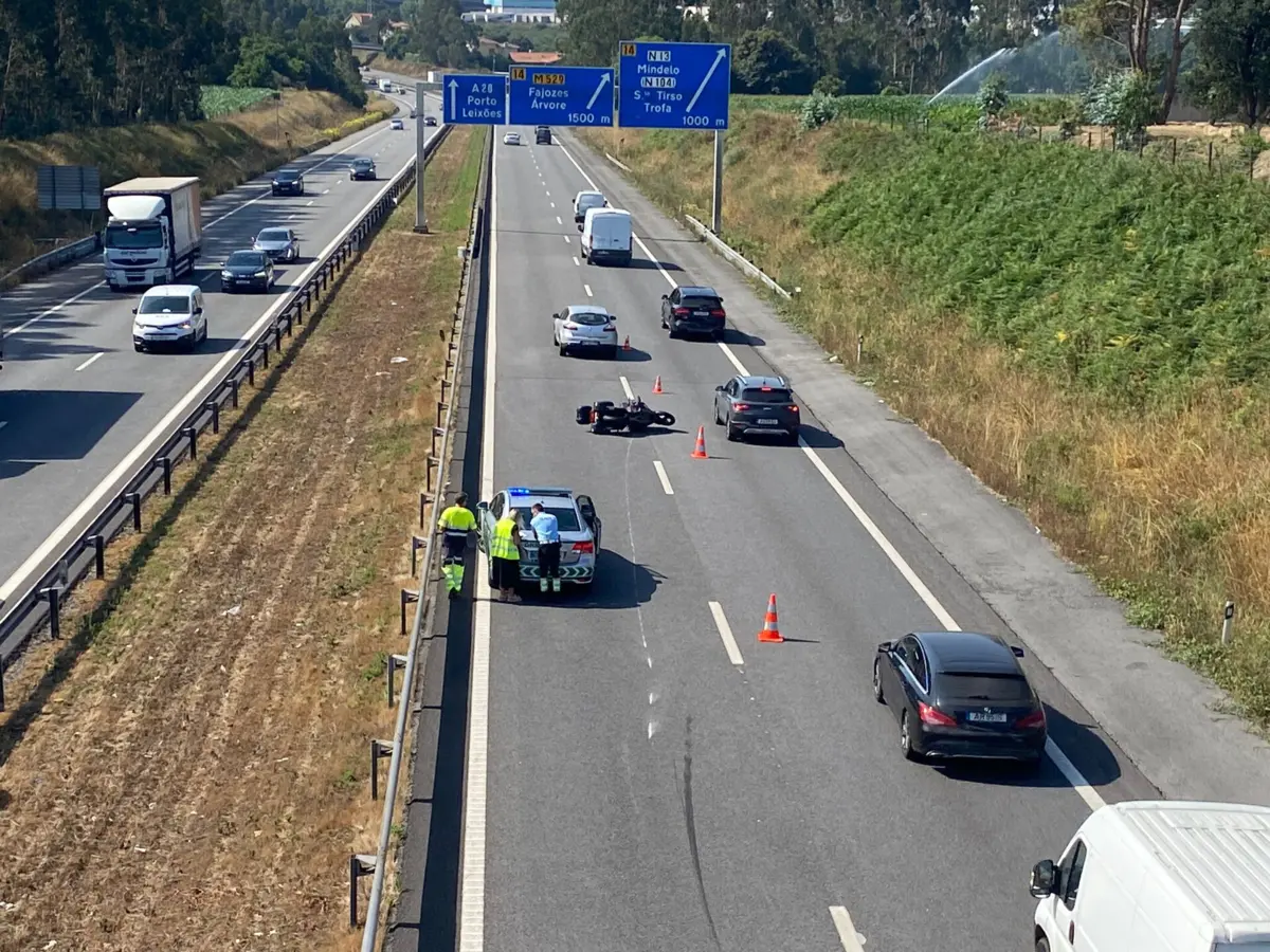 Acidente ocorreu antes das 9.30 horas e causou longas filas de trânsito na A28