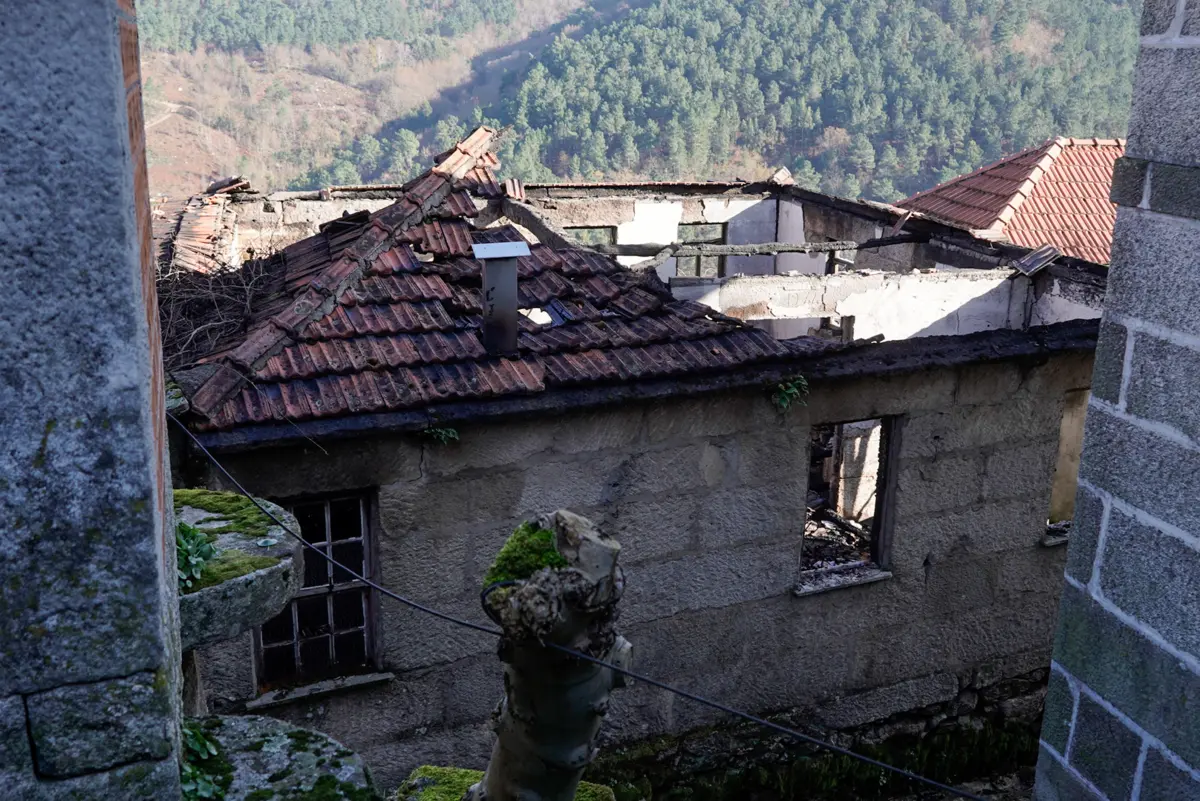Casa ficou destruída pelas chamas