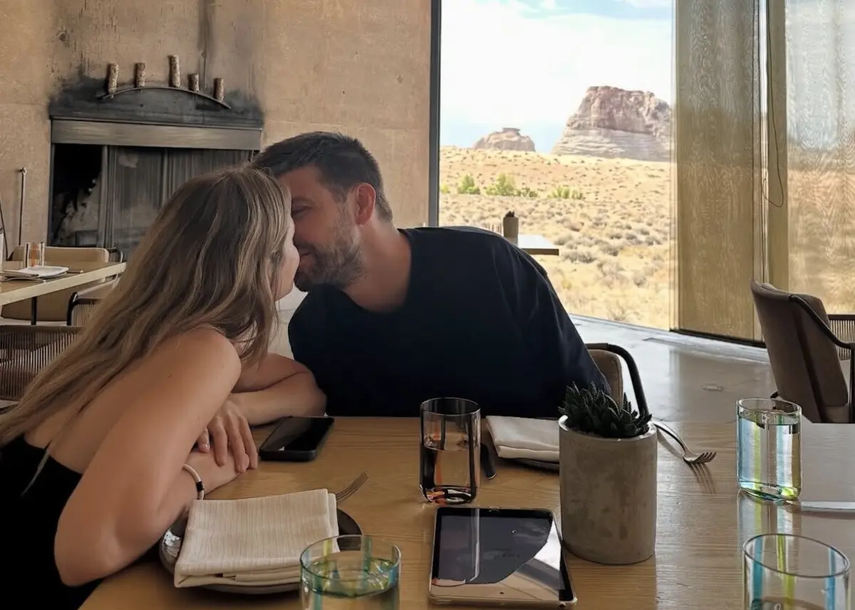 Gerard Piqué com a companheira, Clara Chía