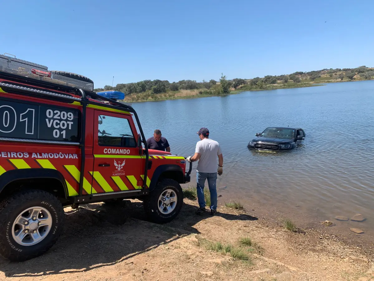 Imagem de contexto do artigo Carrinha de caixa aberta caiu à água em Almodôvar