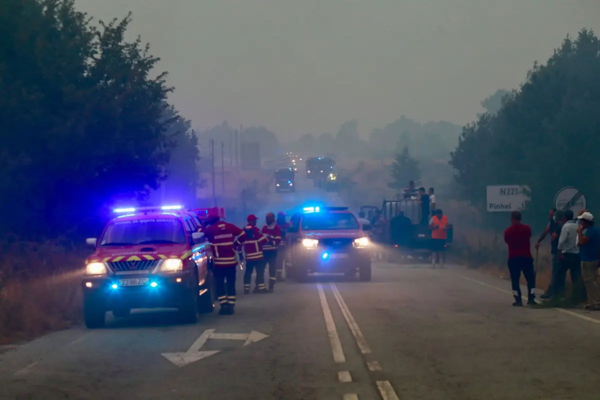 Mais de mil bombeiros combatem incêndio que teve origem nos fogos de Sátão e Trancoso