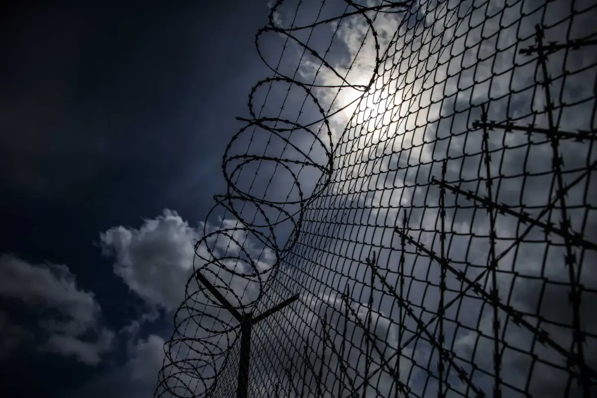 Imagem de contexto do artigo "Caça ao homem" após recluso ter sido libertado por engano no Reino Unido