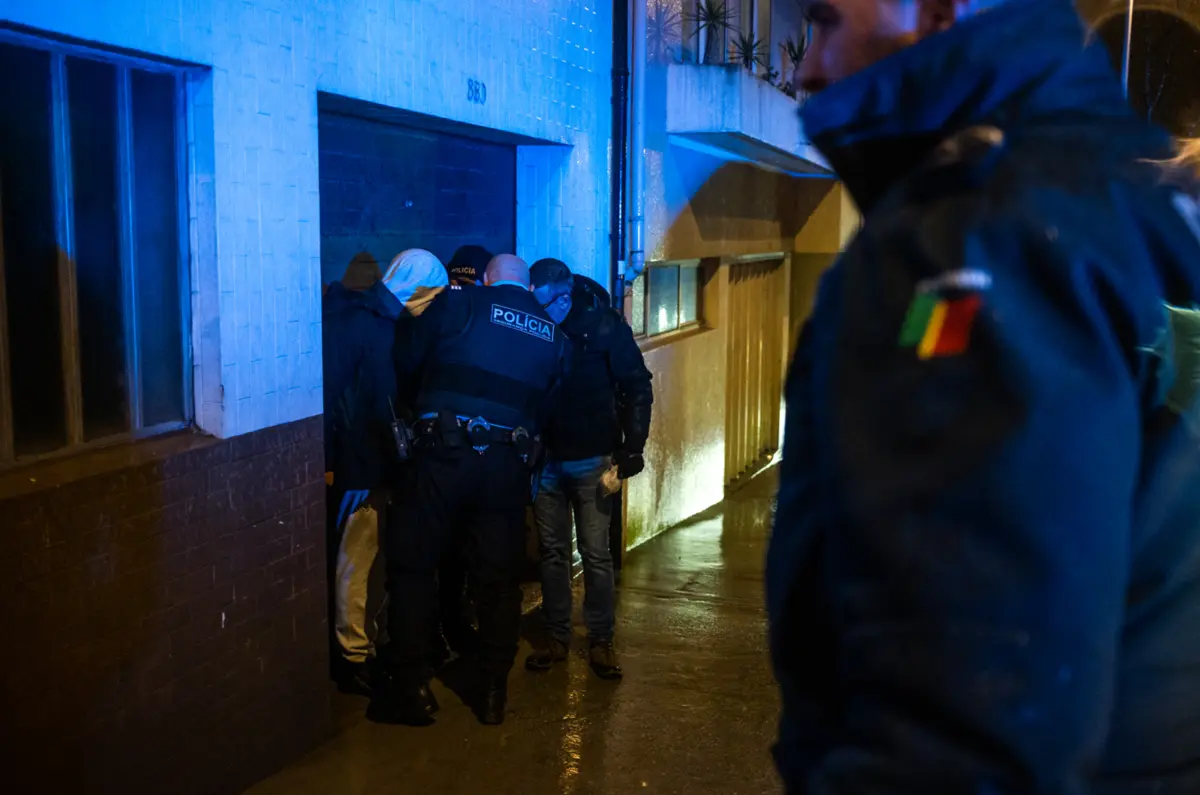 Suspeito foi intercetado com material furtado quando seguia de bicicleta