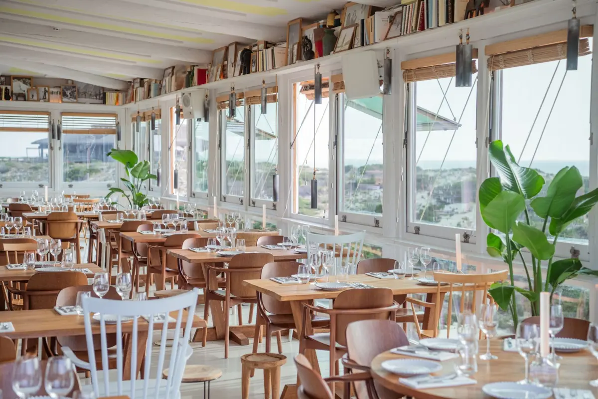 Imagem de contexto do artigo De Paris, o restaurante Caché chega ao Carvalhal com crus e brasas em cima das dunas