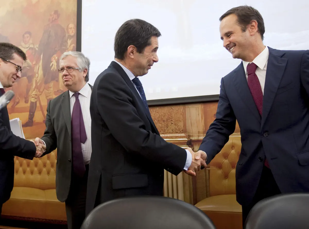 Vítor Gaspar e Fernando Medina, antigo e atual ministros das Finanças, em 2012